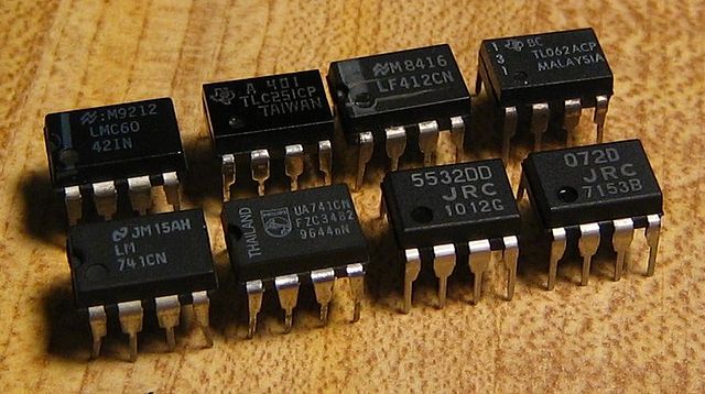 以 DIP-8 型封装的运算放大器