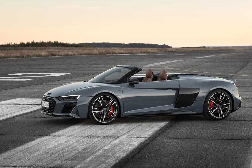 一辆敞篷的 Audi R8